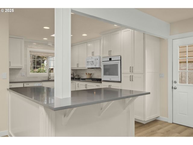 11340 Nw PUMPKIN Ct, Portland, OR 97229