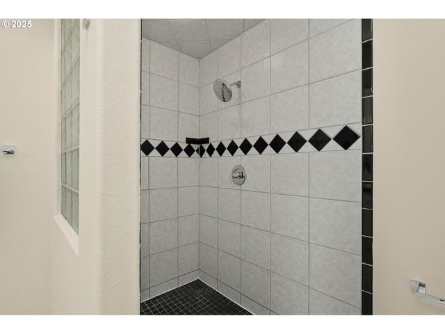 11340 Nw PUMPKIN Ct, Portland, OR 97229