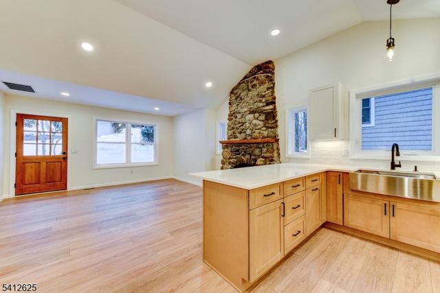 39 Old Rd, Ringwood Boro, NJ 07456