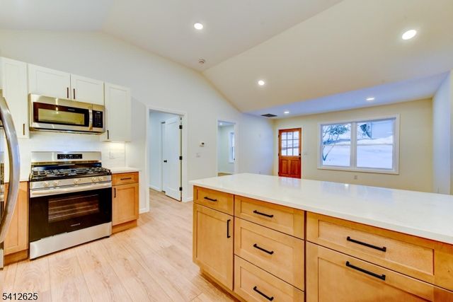 39 Old Rd, Ringwood Boro, NJ 07456