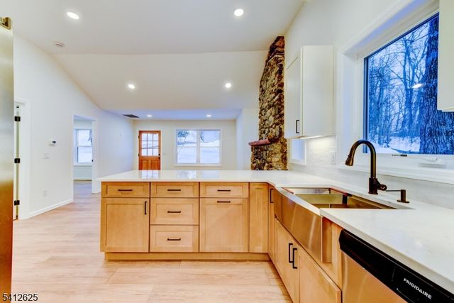 39 Old Rd, Ringwood Boro, NJ 07456