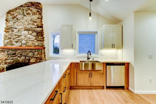 39 Old Rd, Ringwood Boro, NJ 07456