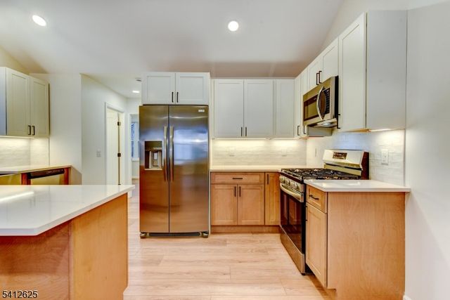 39 Old Rd, Ringwood Boro, NJ 07456