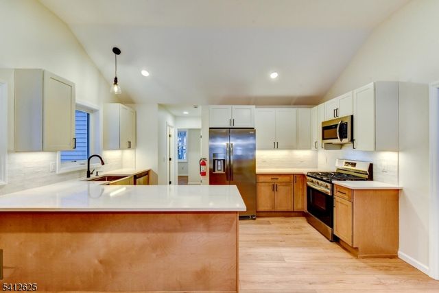 39 Old Rd, Ringwood Boro, NJ 07456