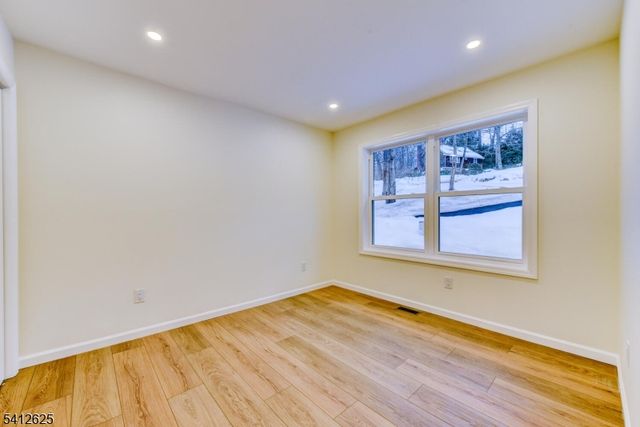 39 Old Rd, Ringwood Boro, NJ 07456