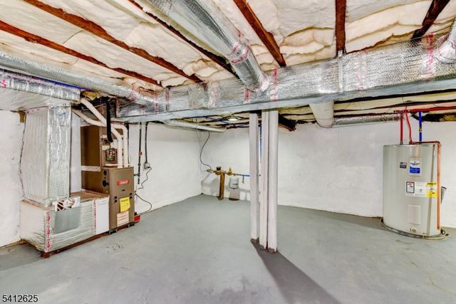 39 Old Rd, Ringwood Boro, NJ 07456