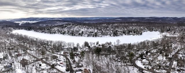 39 Old Rd, Ringwood Boro, NJ 07456