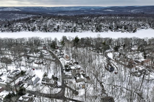 39 Old Rd, Ringwood Boro, NJ 07456