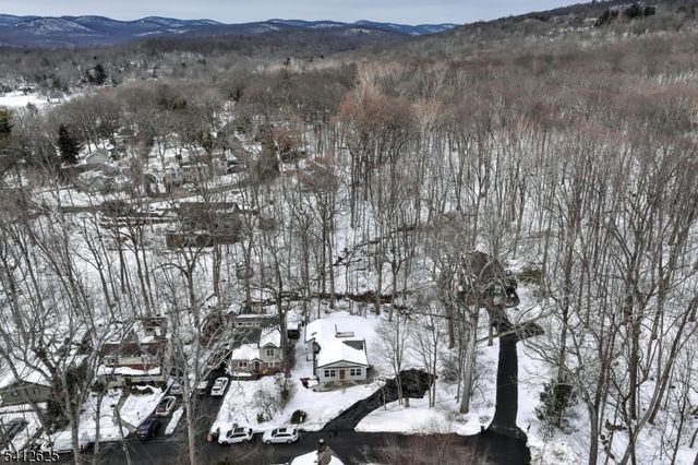 39 Old Rd, Ringwood Boro, NJ 07456