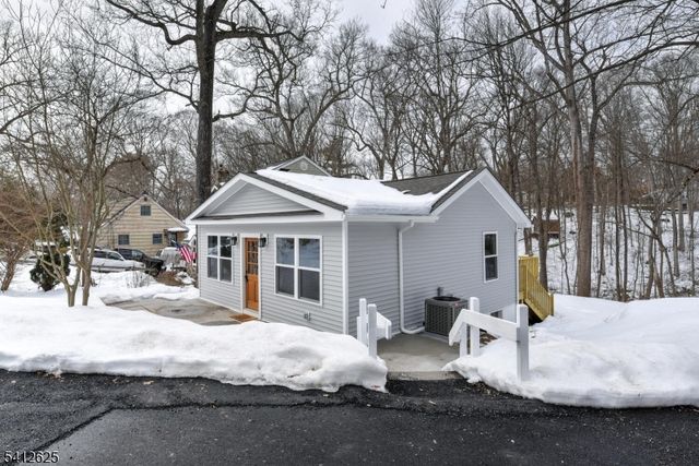 39 Old Rd, Ringwood Boro, NJ 07456