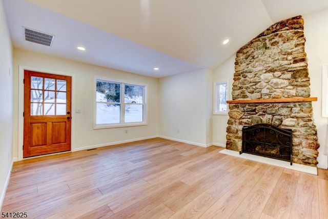 39 Old Rd, Ringwood Boro, NJ 07456