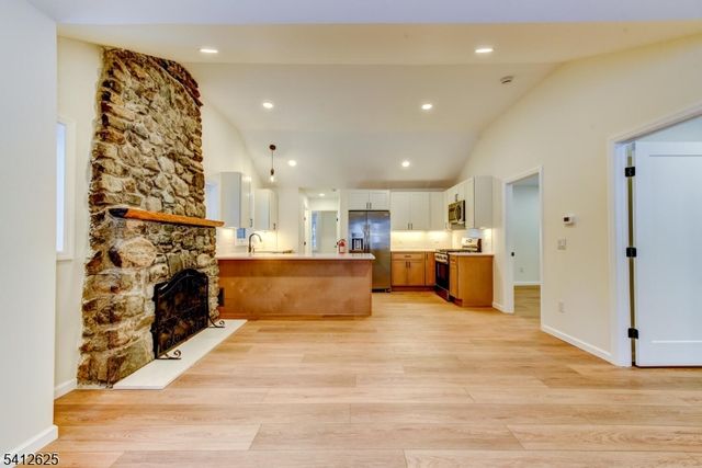 39 Old Rd, Ringwood Boro, NJ 07456