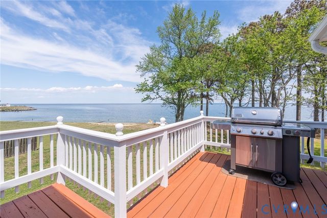 1749 Lighthouse View Dr, Ophelia, VA 22473