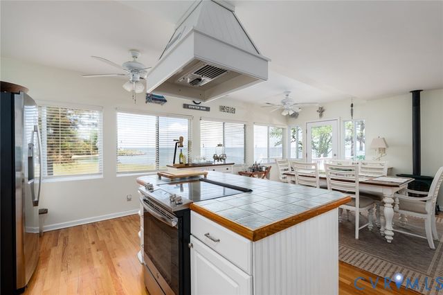 1749 Lighthouse View Dr, Ophelia, VA 22473