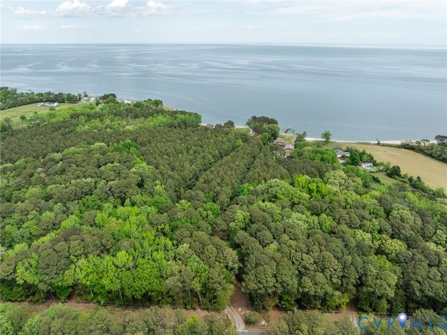 1749 Lighthouse View Dr, Ophelia, VA 22473