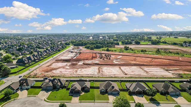 5703 S 66th Street, Cave Springs, AR 72718