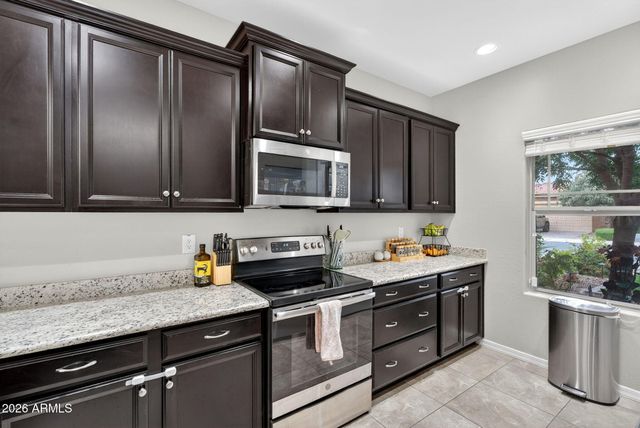 823 W LEADWOOD Avenue, San Tan Valley, AZ 85140