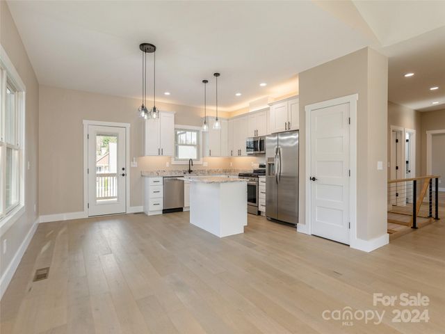 54 Olde Oak Lane, Hendersonville, NC 28792
