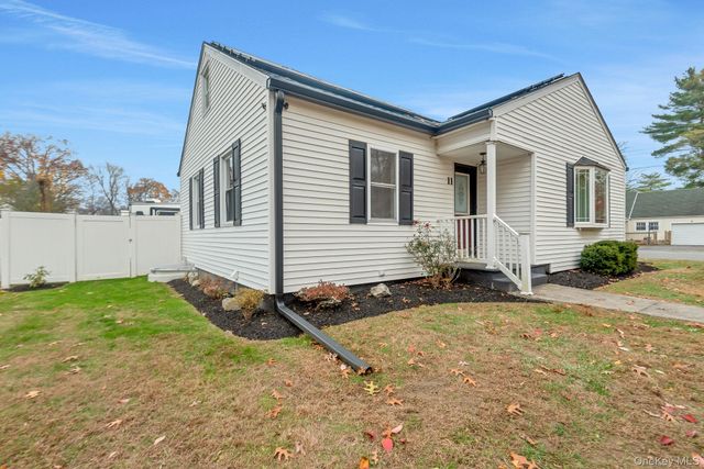 11 Sunset Drive, New Windsor, NY 12553