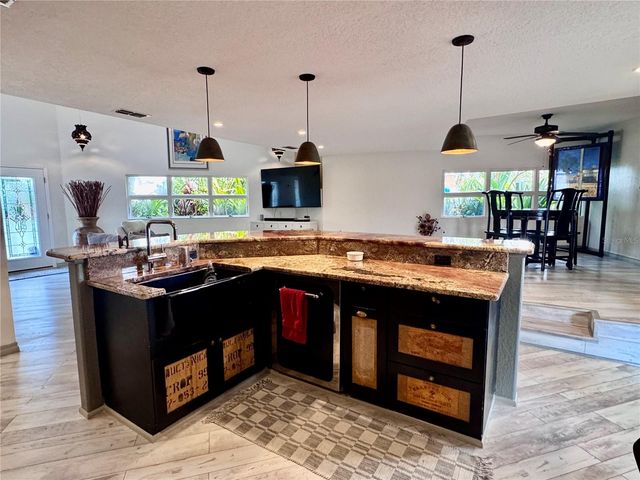 735 79TH CIRCLE S, St Petersburg, FL 33707