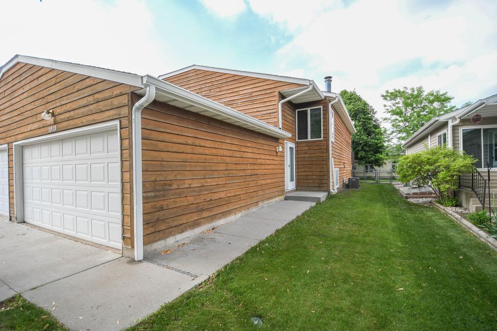 1513 28th Avenue S, Fargo, ND 58103
