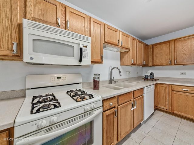 8000 Kilpatrick Avenue 2F, Skokie, IL 60076