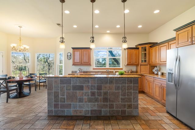 14860 Oak Knoll Drive, Red Bluff, CA 96080