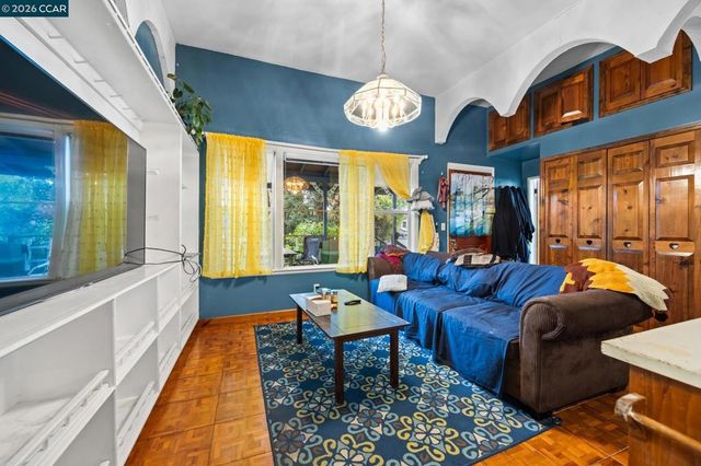 1036 Regent St, Alameda, CA 94501