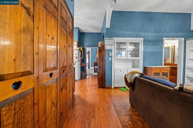 1036 Regent St, Alameda, CA 94501