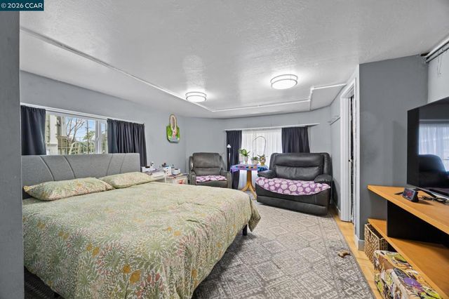 1036 Regent St, Alameda, CA 94501