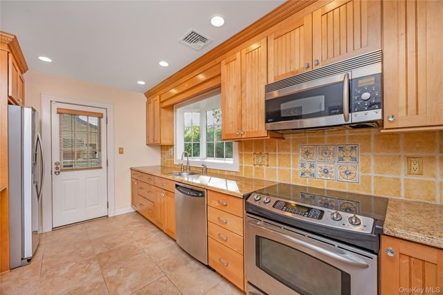 215 Melville Road, Farmingdale, NY 11735