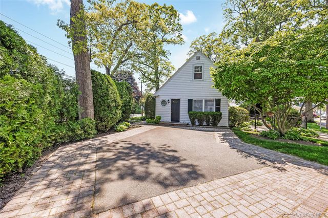 215 Melville Road, Farmingdale, NY 11735