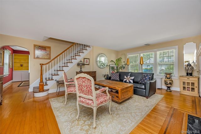 215 Melville Road, Farmingdale, NY 11735