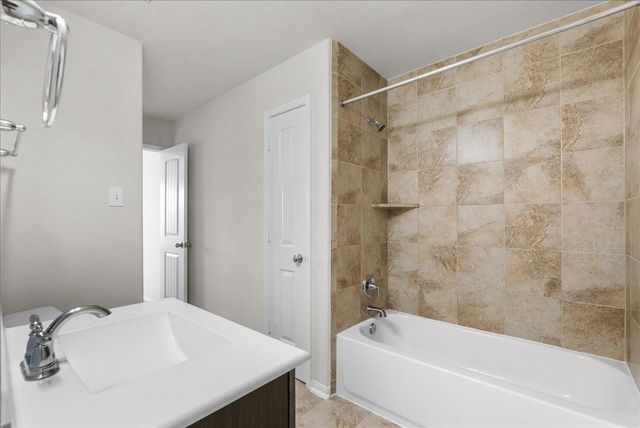 2246 Oakleaf Trail Lane, League City, TX 77573