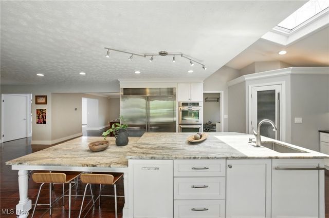 25901 Annesley Road, Beachwood, OH 44122