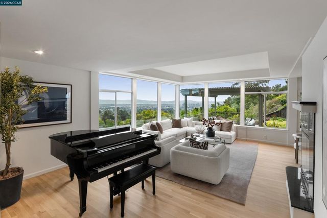 6841 Estates Dr, Oakland, CA 94611