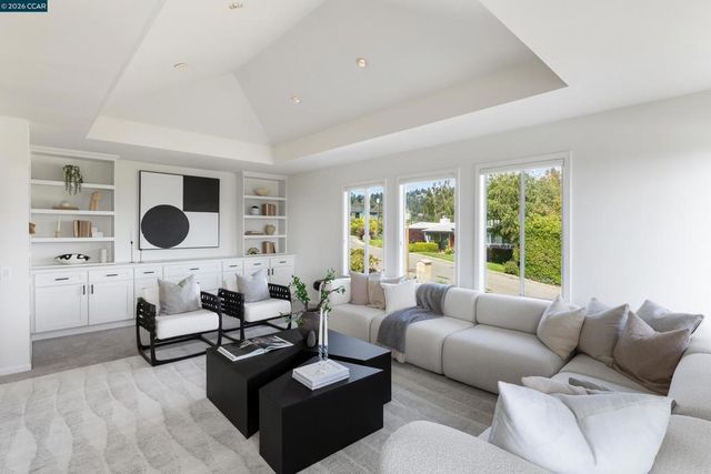 6841 Estates Dr, Oakland, CA 94611
