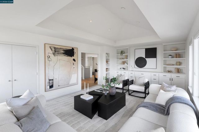 6841 Estates Dr, Oakland, CA 94611