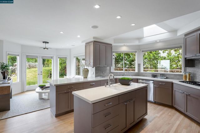 6841 Estates Dr, Oakland, CA 94611