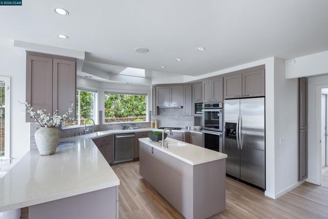 6841 Estates Dr, Oakland, CA 94611