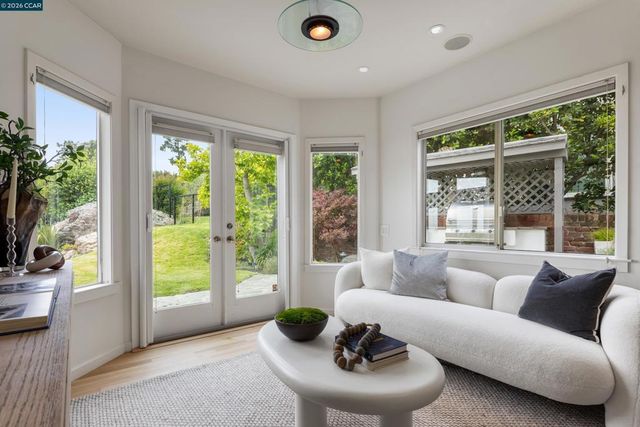6841 Estates Dr, Oakland, CA 94611