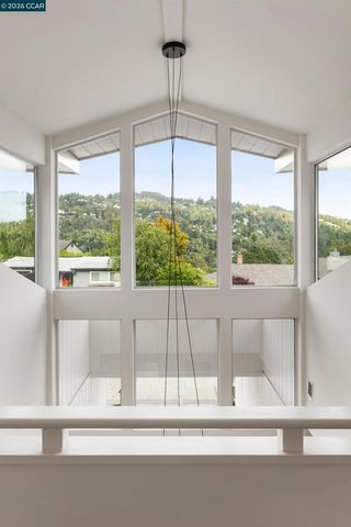 6841 Estates Dr, Oakland, CA 94611
