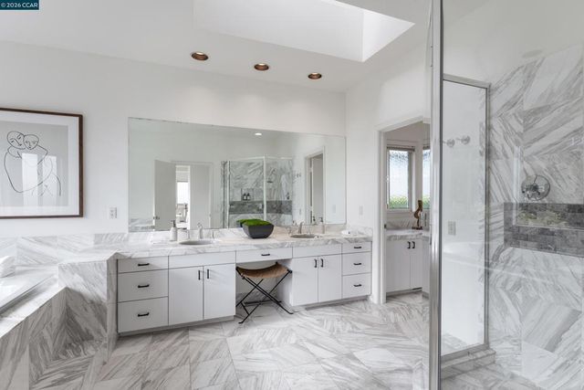 6841 Estates Dr, Oakland, CA 94611