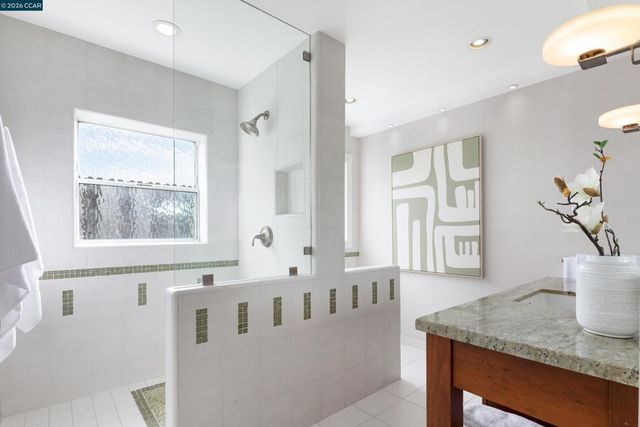 6841 Estates Dr, Oakland, CA 94611