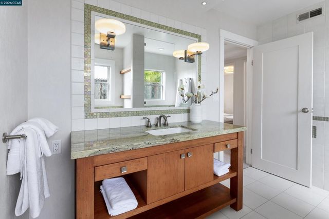 6841 Estates Dr, Oakland, CA 94611