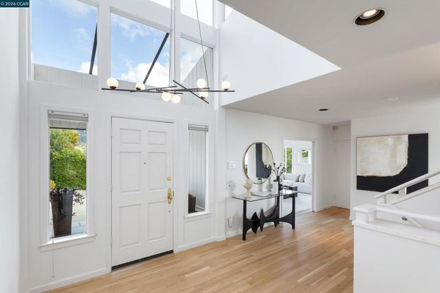 6841 Estates Dr, Oakland, CA 94611