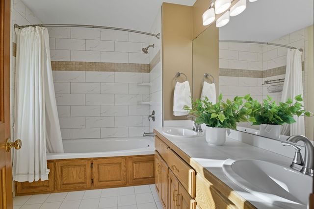 1136 County Road C2 W, Roseville, MN 55113