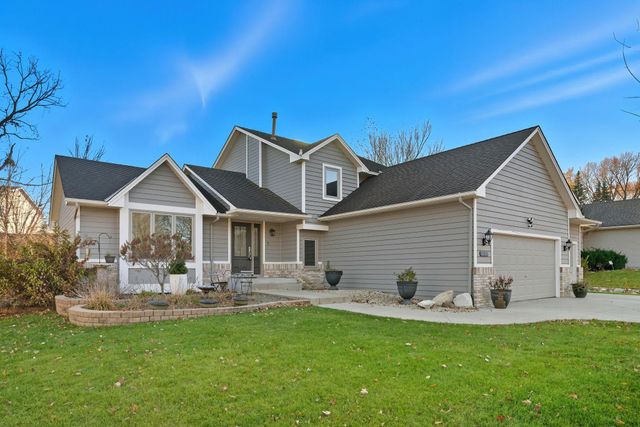 1136 County Road C2 W, Roseville, MN 55113