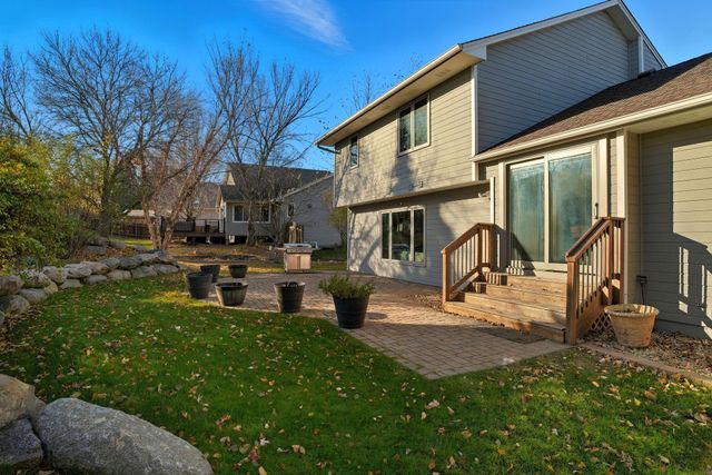 1136 County Road C2 W, Roseville, MN 55113