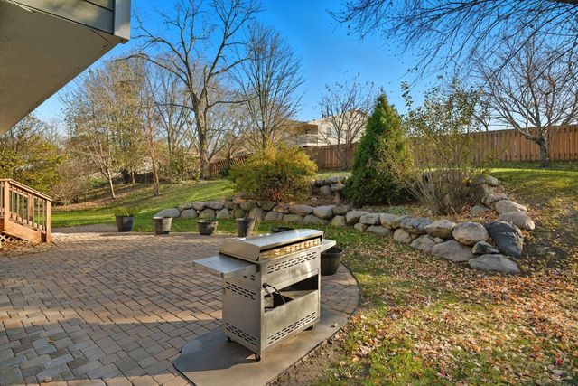 1136 County Road C2 W, Roseville, MN 55113